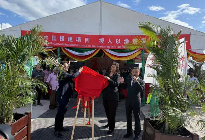 驻苏里南使馆参赞主持中国援苏低造价住房项目开工仪式